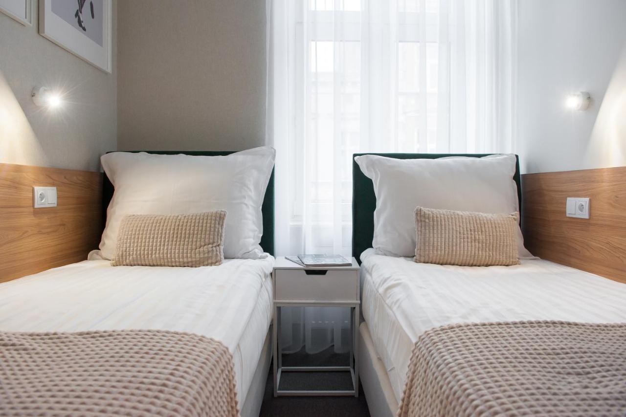 Hotel Awo Гнезно Экстерьер фото