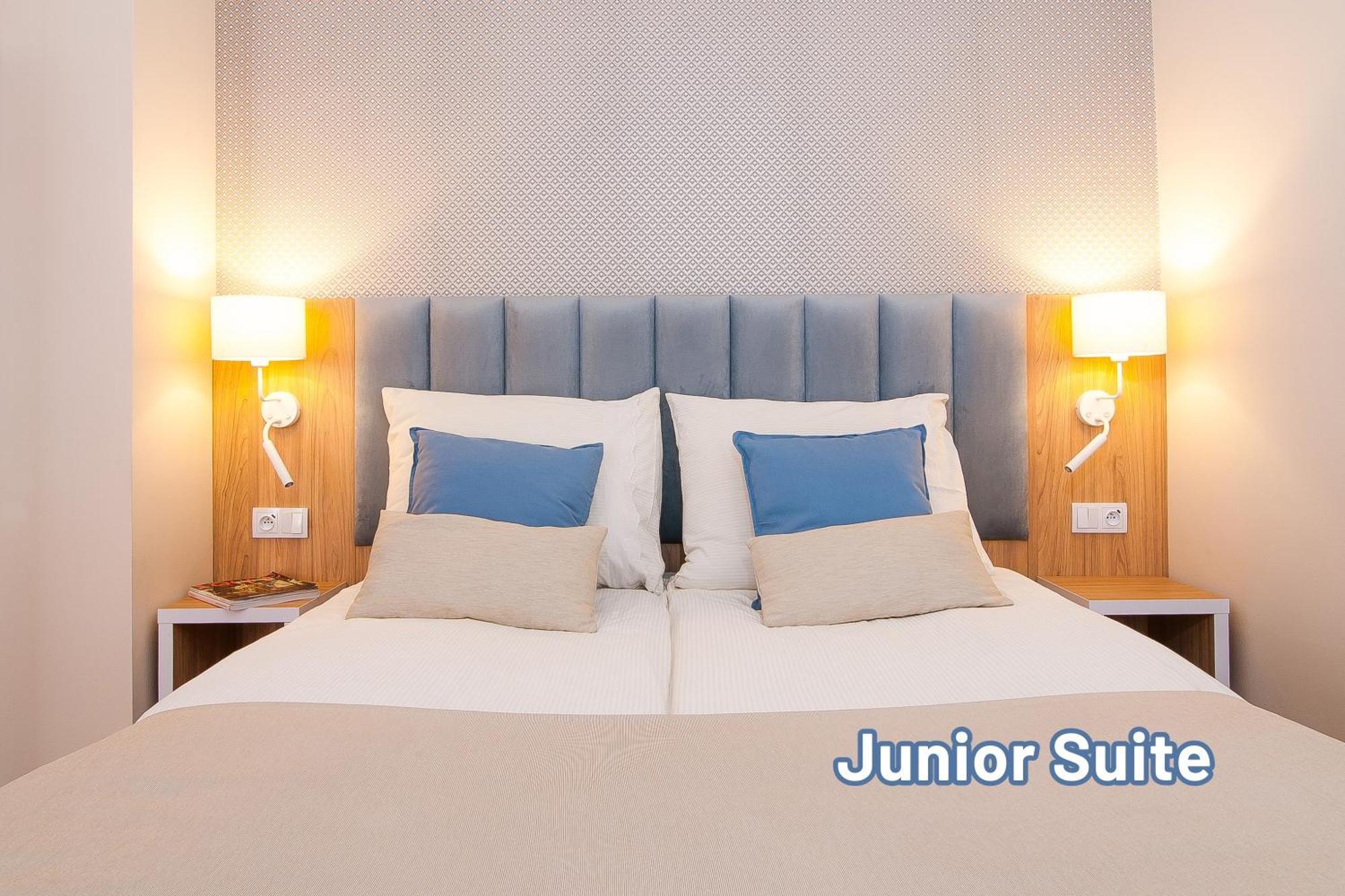 Hotel Awo Гнезно Экстерьер фото