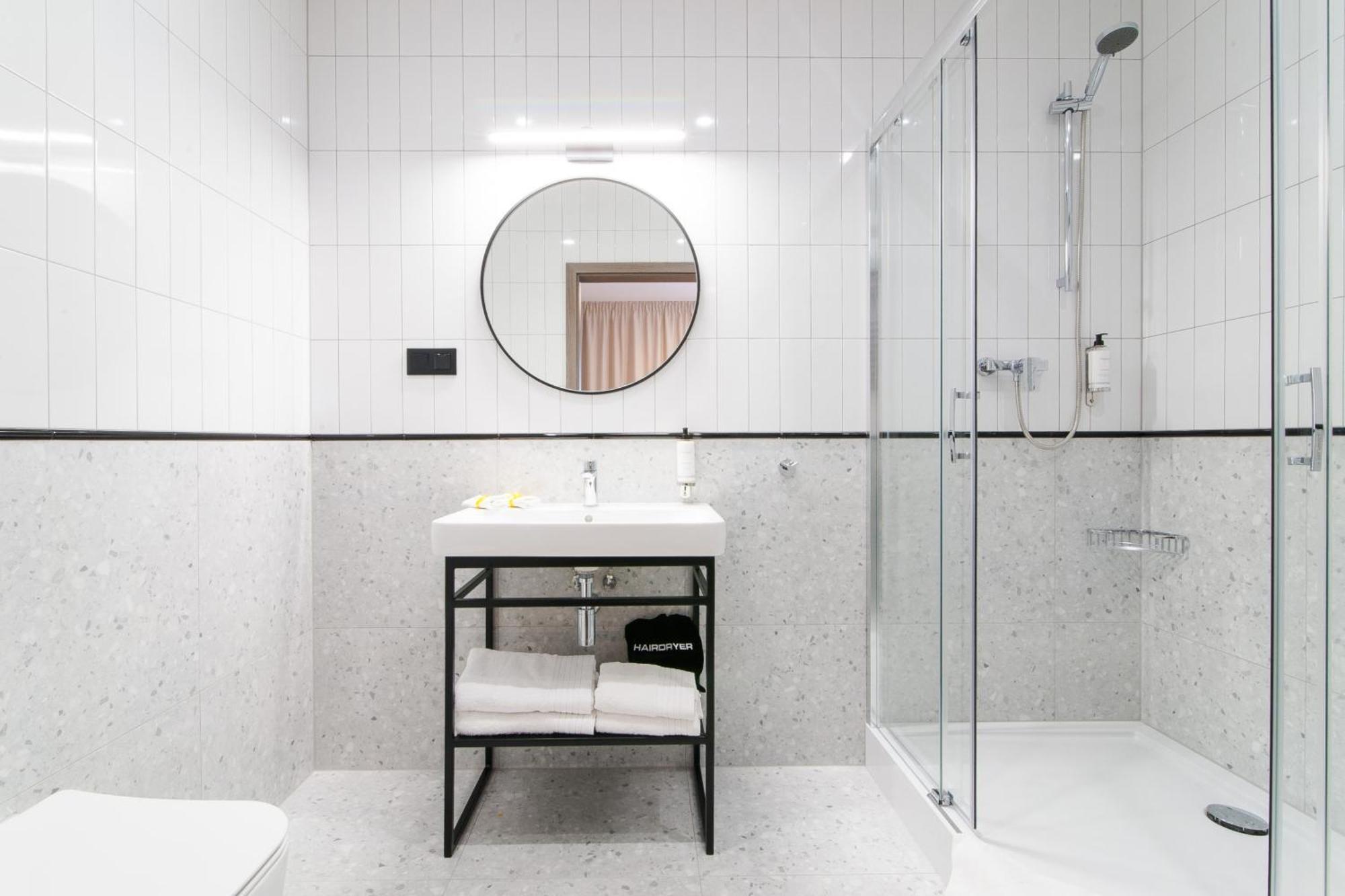 Hotel Awo Гнезно Экстерьер фото