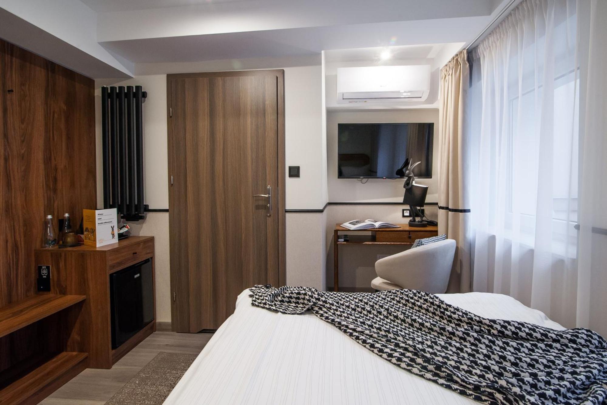 Hotel Awo Гнезно Экстерьер фото