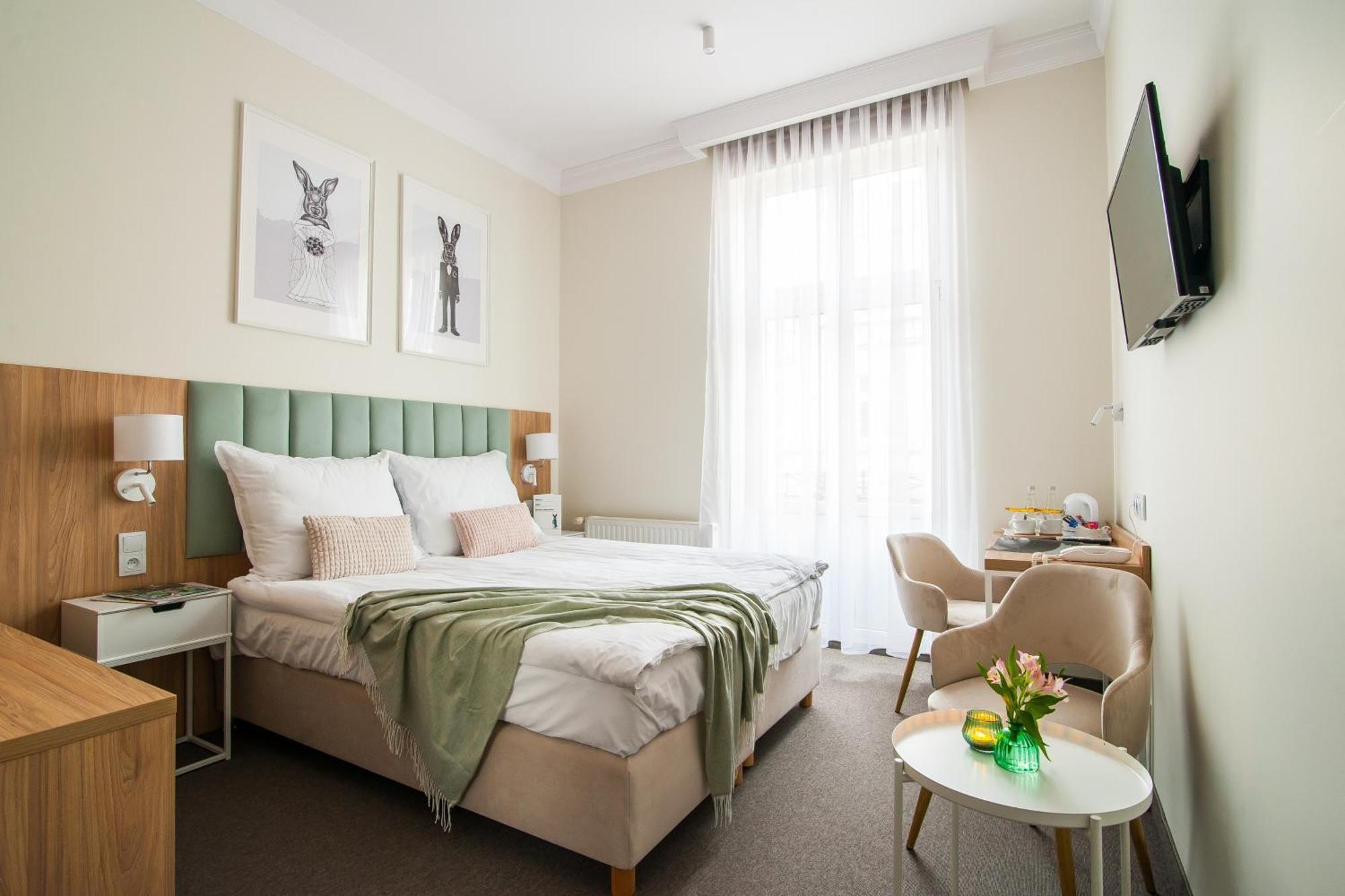 Hotel Awo Гнезно Экстерьер фото