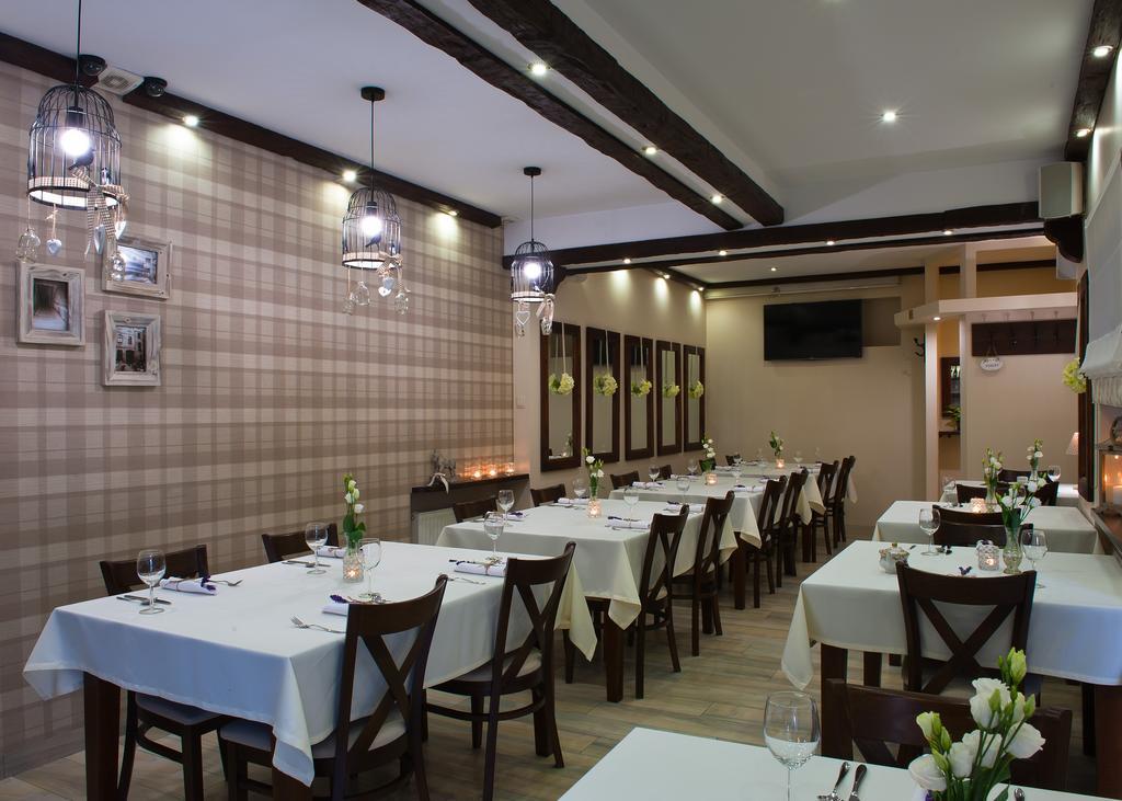 Hotel Awo Гнезно Экстерьер фото