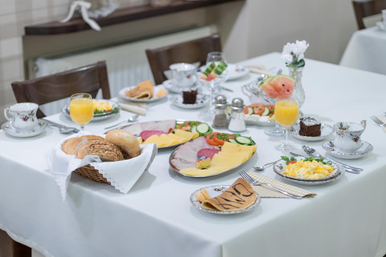 Hotel Awo Гнезно Экстерьер фото